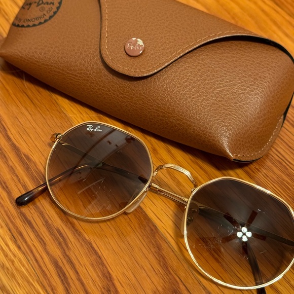 Ray-Ban Jack Sunglasses in Polished Ariana Gold Frame and Brown Gradient Lenses - Picture 4 of 6